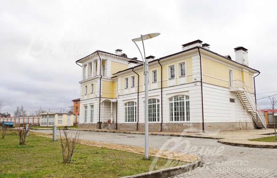 Административное здание 850 кв.м с рестораном, бьюти кабинетом управляющей компанией.