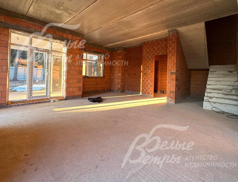 Дом - под отделку. На первом этаже - просторная кухня-столовая-гостиная 60 кв.м. Залита монолитная лестница