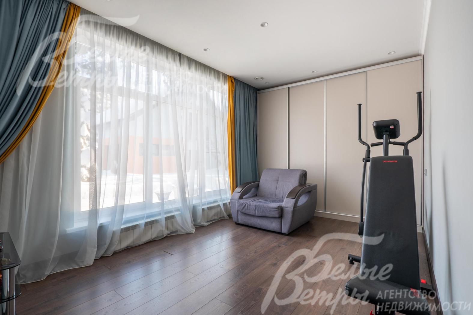 В планировке — пять спален, две из них расположены на первом этаже