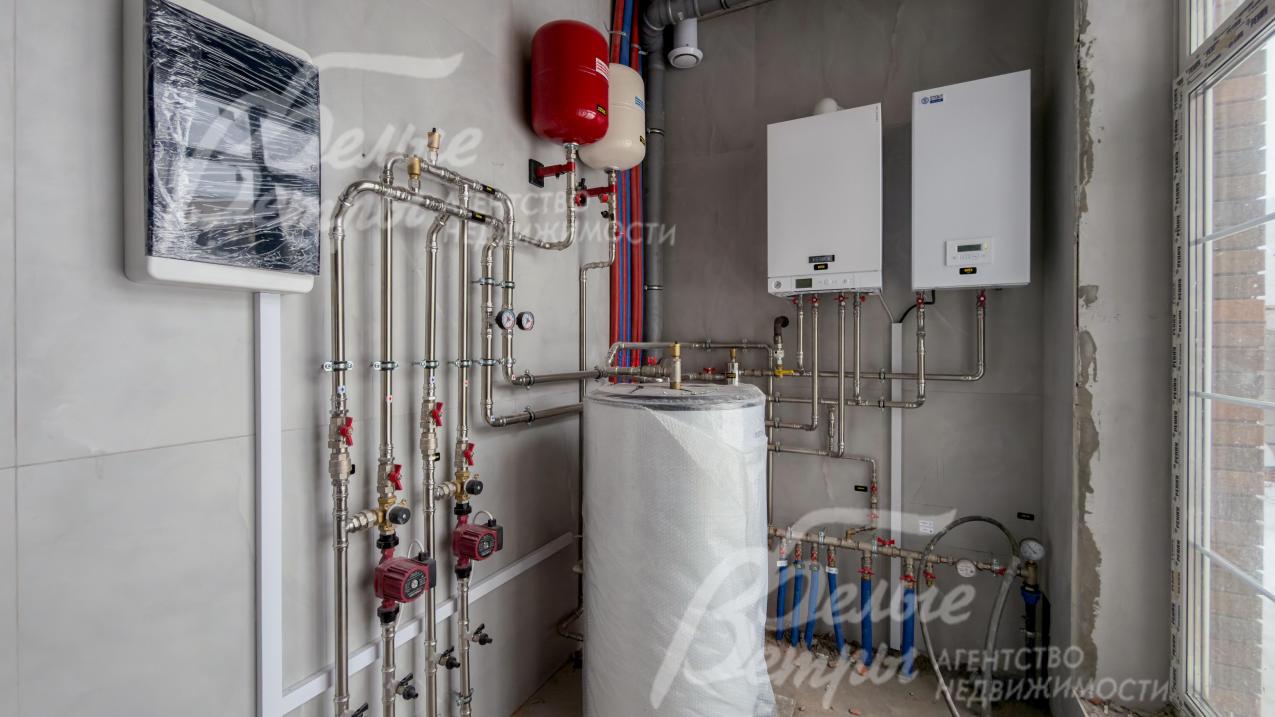 Установлены газовый котёл и резервный электрический, бойлер косвенного нагрева на 200 л и система водоподготовки