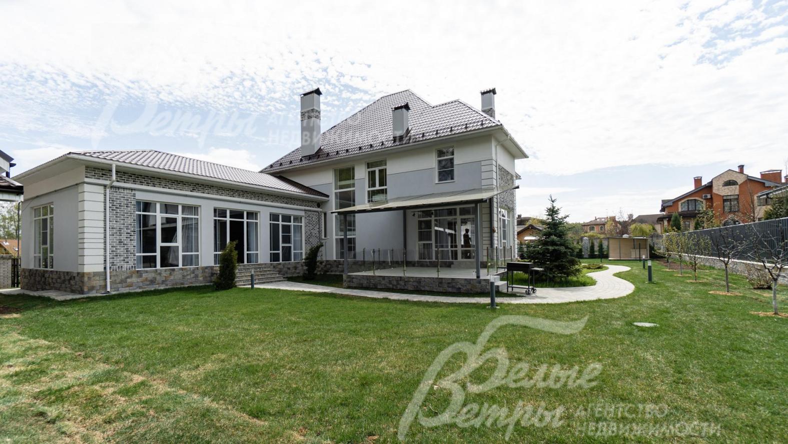 На участке выполнен ландшафтный дизайн