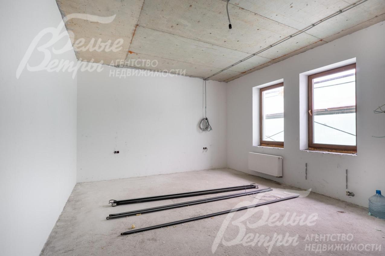 По всем помещениям выполнена стяжка пола, потолки также подготовлены под монтаж натяжных конструкций