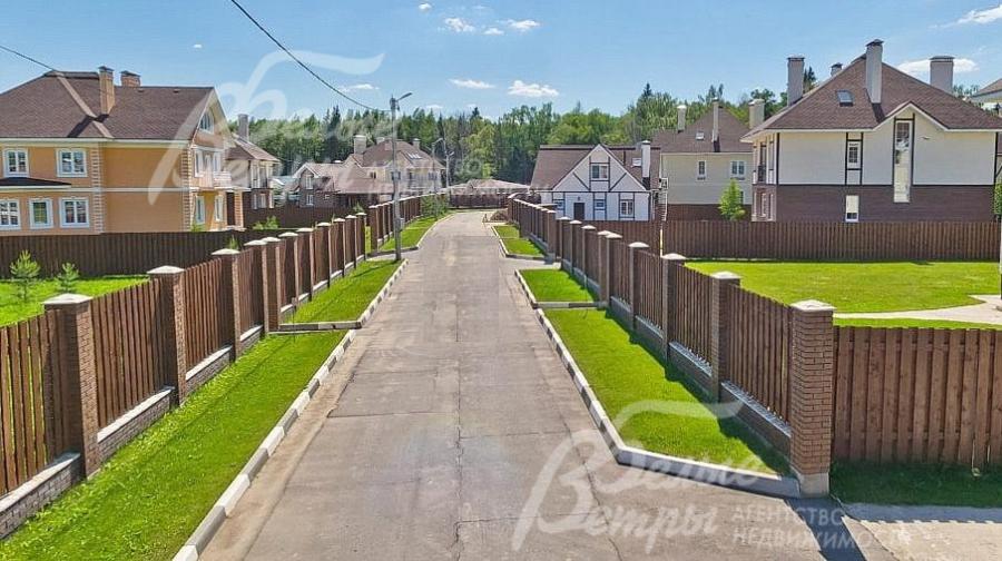 Асфальтовые освещенные дороги в поселке Бавария Клаб