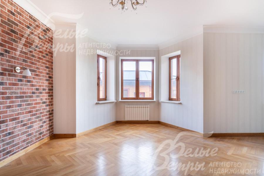 В доме несколько элегантных эркеров с окнами: например, в зоне кухни можно разместить обеденную группу или место для отдыха