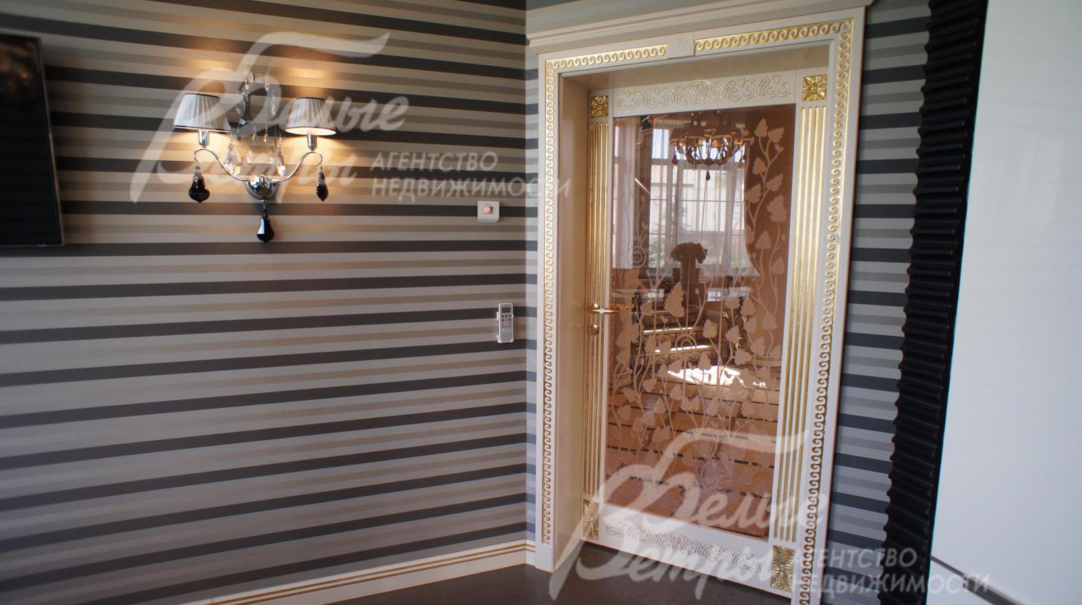 Все двери в доме - из массива красного дерева