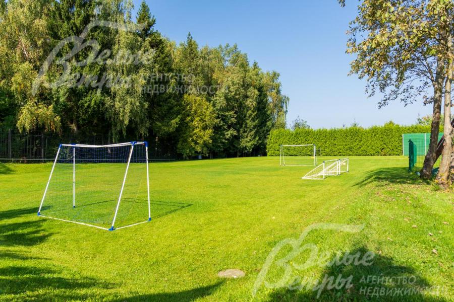 Мини-футбольное поле с натуральным покрытием (сегодня - большая редкость)