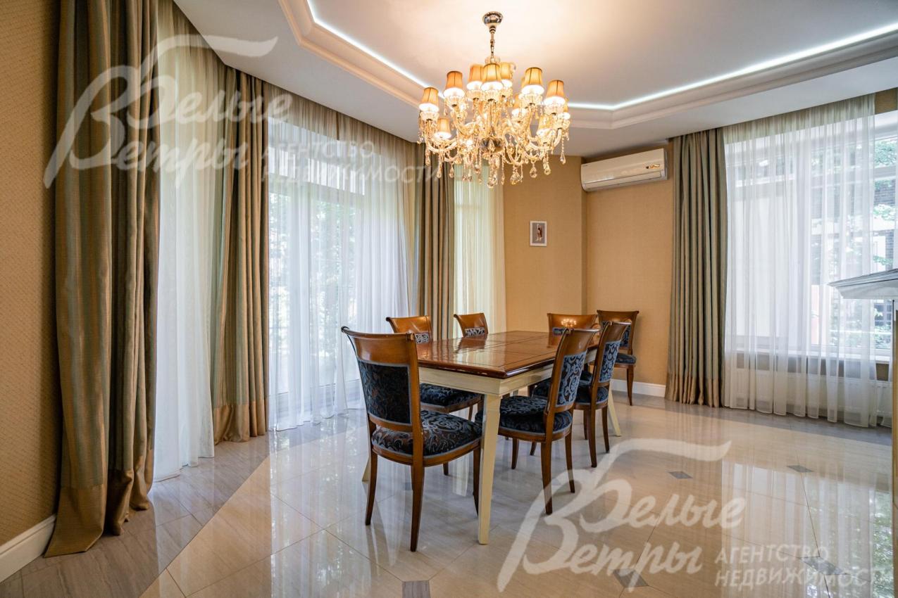 Обеденная зона - очень красивый дорогой стол 