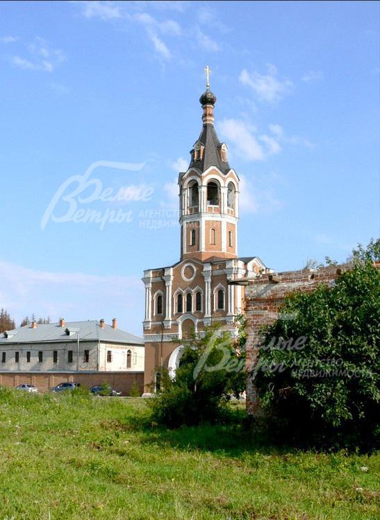 Поселок граничит с женским монастырем Зосимова пустынь