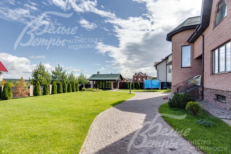 Широкие прогулочные дорожки, выложенные брусчаткой