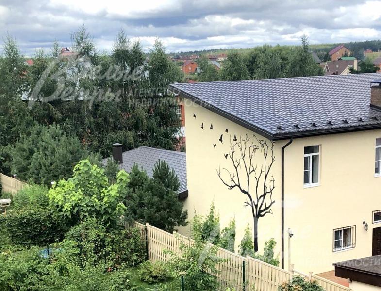 Видовой участок расположен в тихом месте: в 300 м находятся река и каскад озёр в Воскресенском парке, а также в 300 м — лес