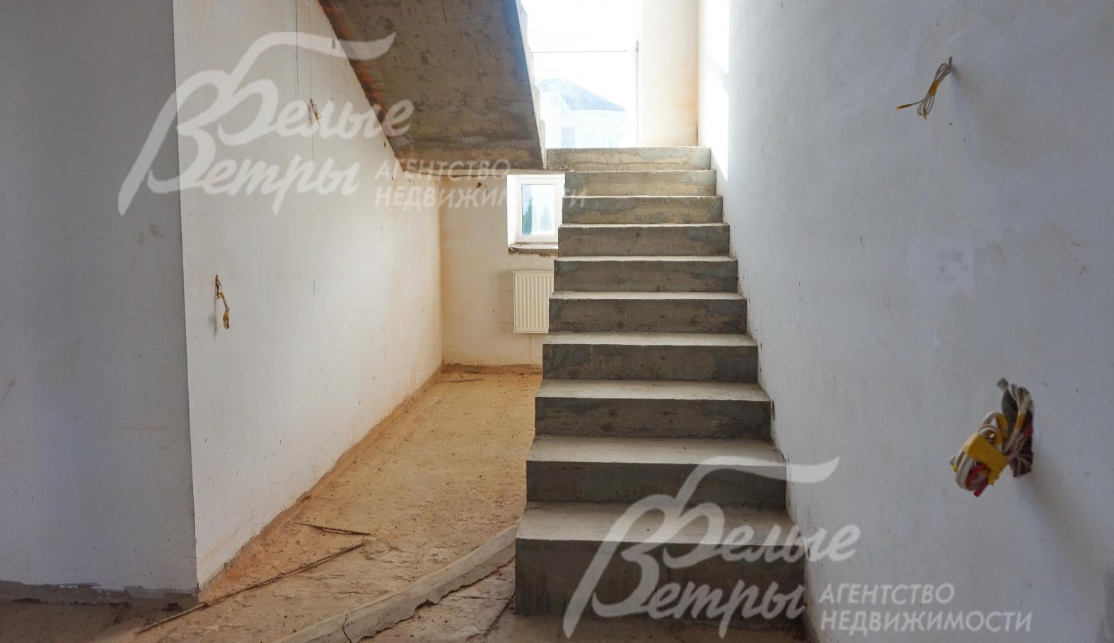 Установлен железобетонный лестничный марш