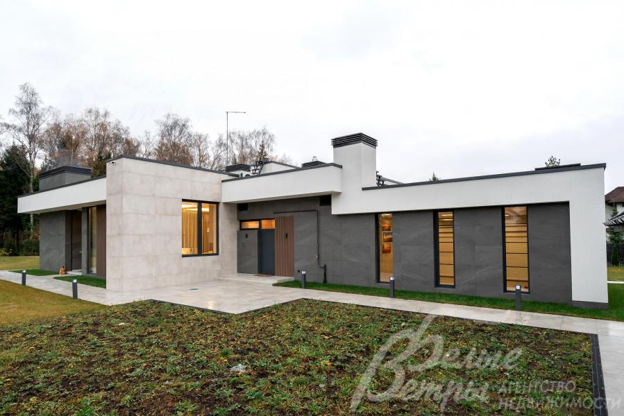 На участке выполнен проект парково-лесного ландшафта, дорожки выложены керамогранитом