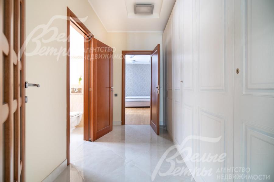 В доме - несколько автономных зон. В левом крыле дома на первом этаже - уютная спальня с санузлом и холлом-гардеробной