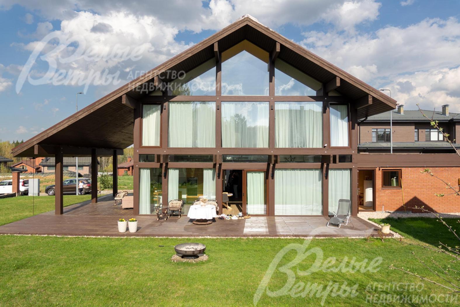 У дома - эффектный впечатляющий экстерьер