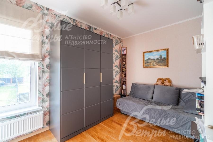 Спальня на втором этаже с диваном и вместительным шкафом