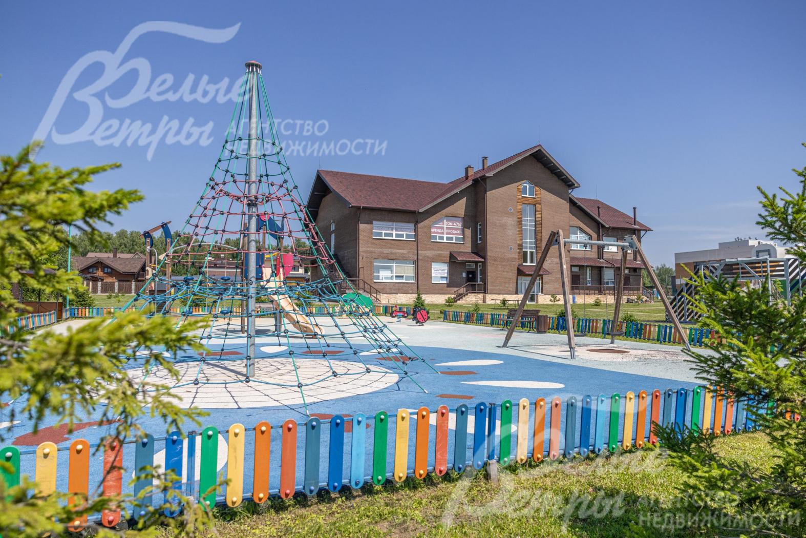 Детская площадка на территории коттеджного посёлка
