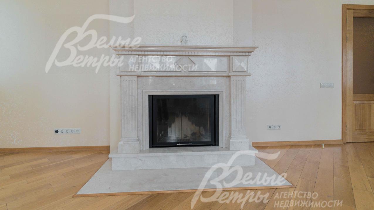 Камин дровяной, облицован мрамором