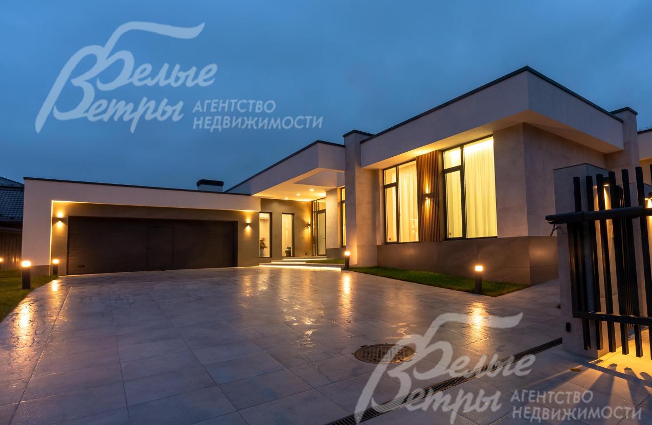 Создано привлекательное архитектурное декоративное освещение: подсвечиваются дорожки, деревья и кустарники