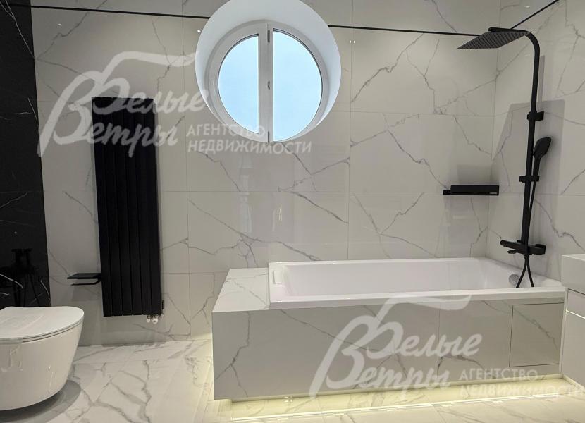 Общий санузел на втором этаже с плиткой под мрамор и ванной