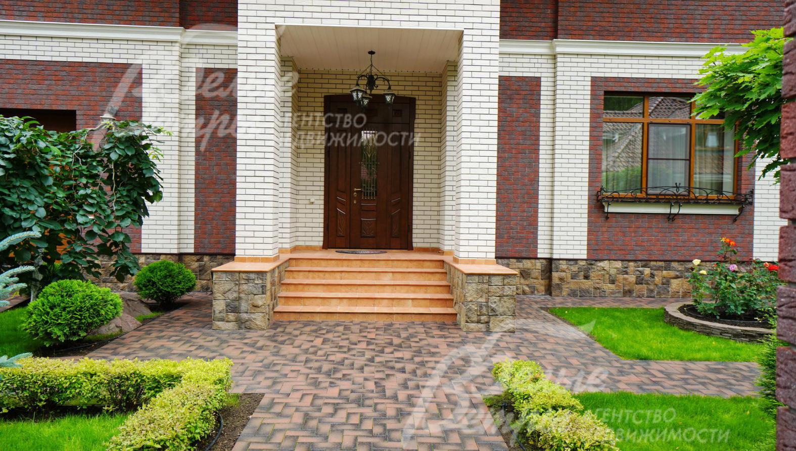 Дорожки  из клинкерной брусчатки,  газон, уличное освещение