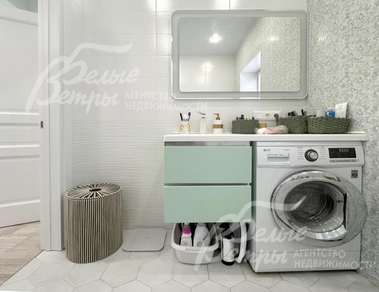 В санузле на втором этаже установлена стиральная машина LG