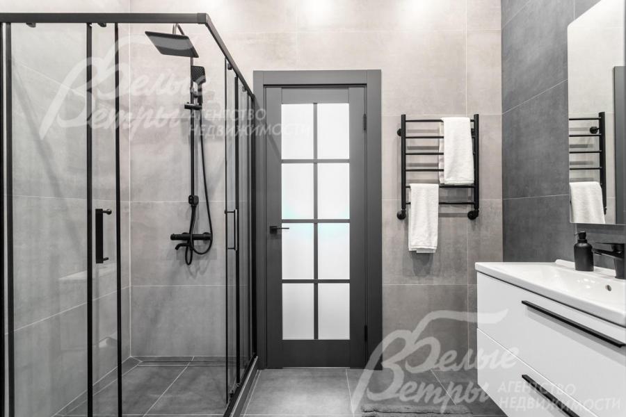 Общий санузел с душевой кабиной