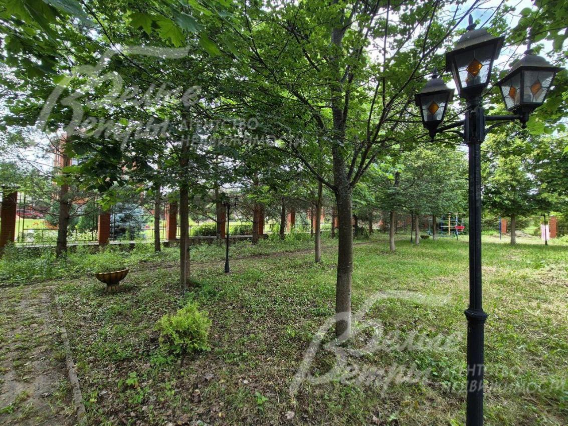 На участке плодовый сад.