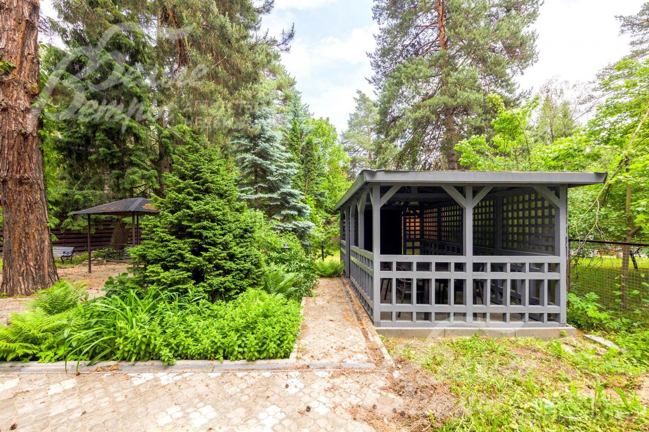 На участке стоит деревянная крытая беседка из бруса, размер - 2,5×5 м