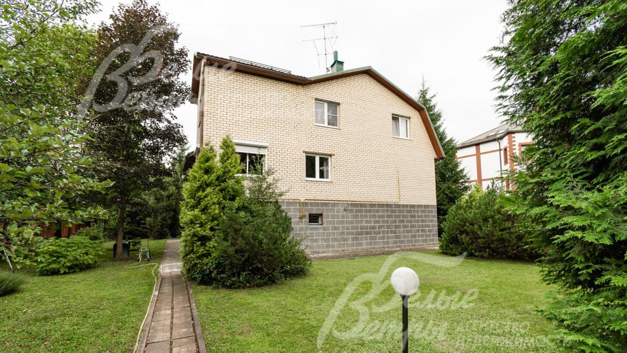 Вид на дом со стороны участка