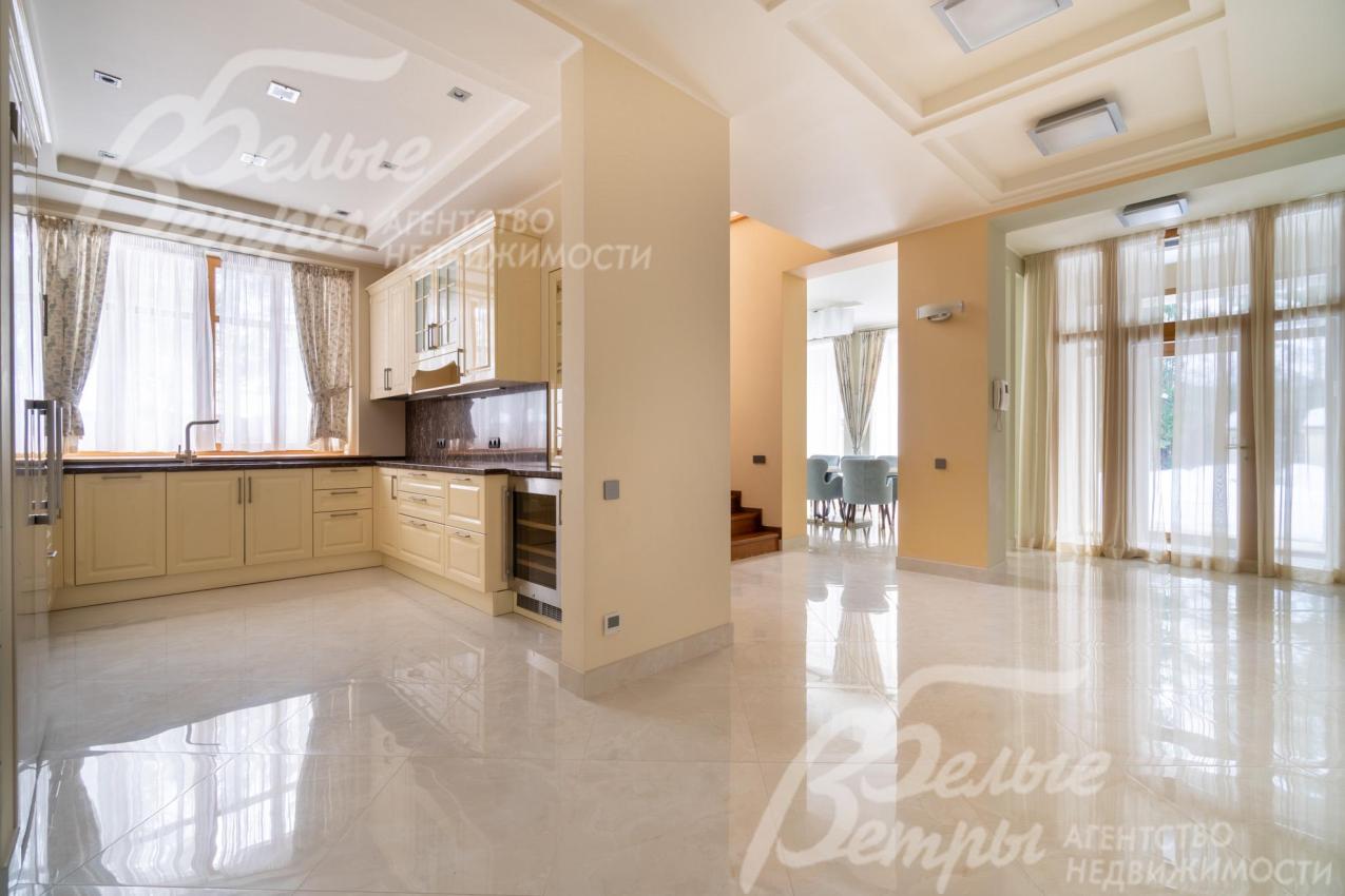 На полу первого этажа - плитка с системой тёплого пола, потолки выполнены из гипсокартона