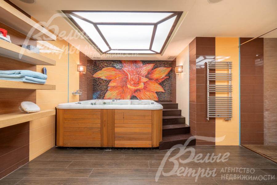 В комнате отдыха – большая джакузи, потолок декорирован под окно с матовым стеклом