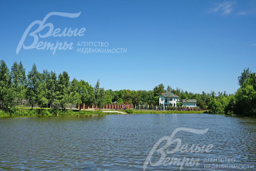 Природное озеро с обустроенными набережными в поселке