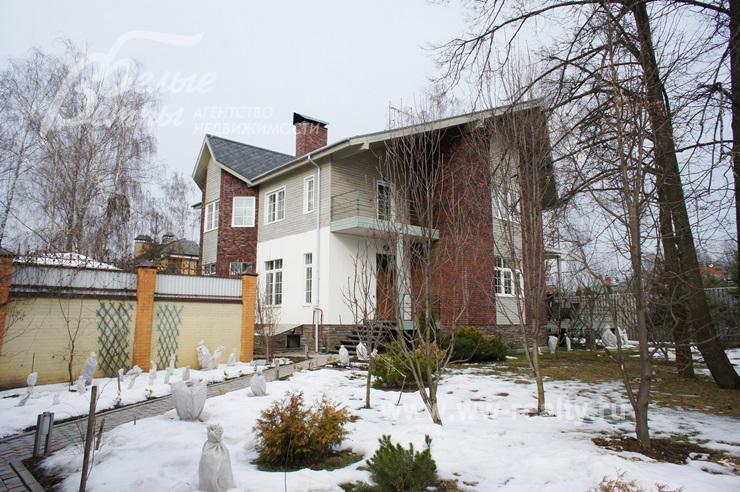 Дом облицован клинкерной плиткой и лиственницей