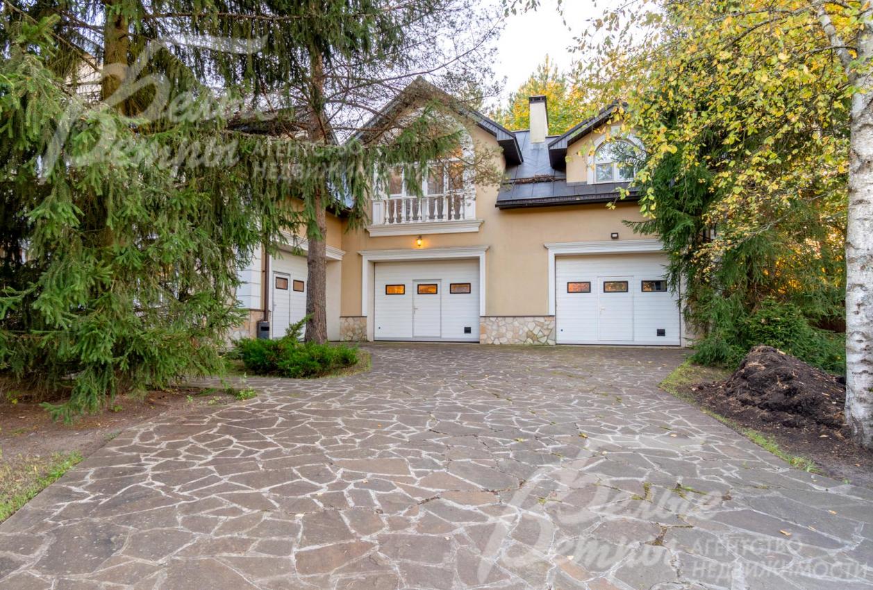 Первый этаж дома занимают гаражи на 7 машиномест.