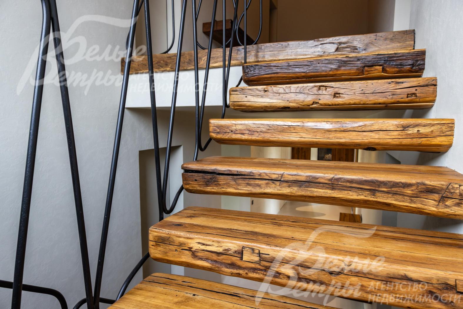 Дубовые ступени лестницы.