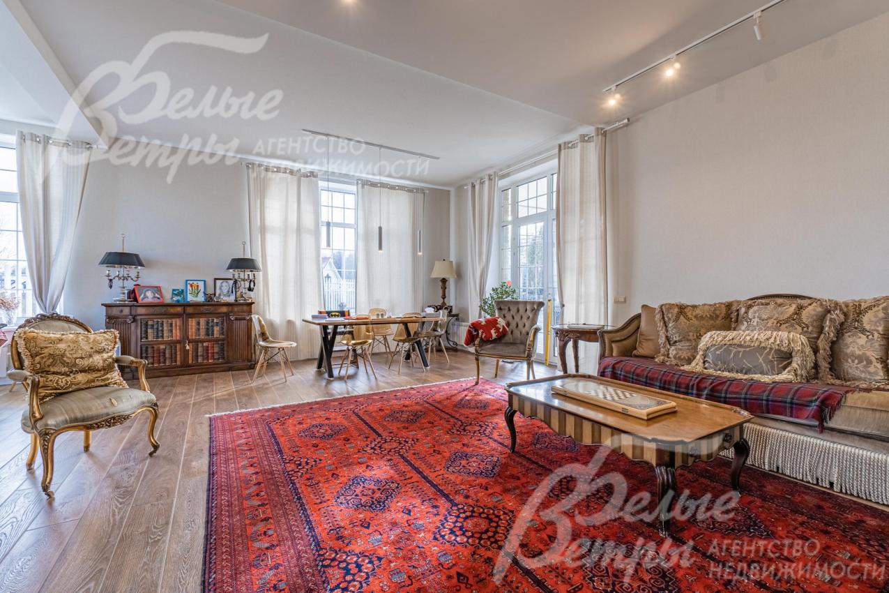 Дом полностью обставлен мебелью