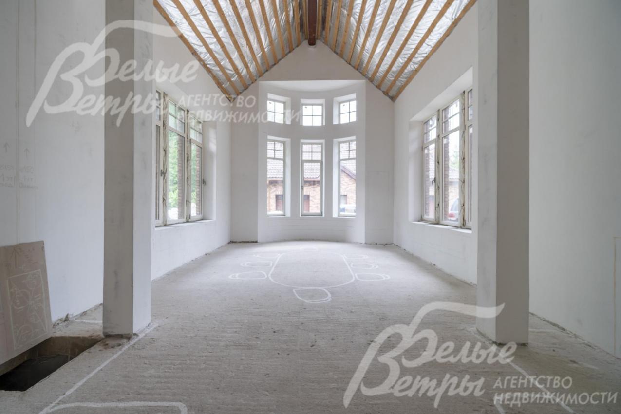 Просторный холл первого этажа 162 кв.м со вторым светом 