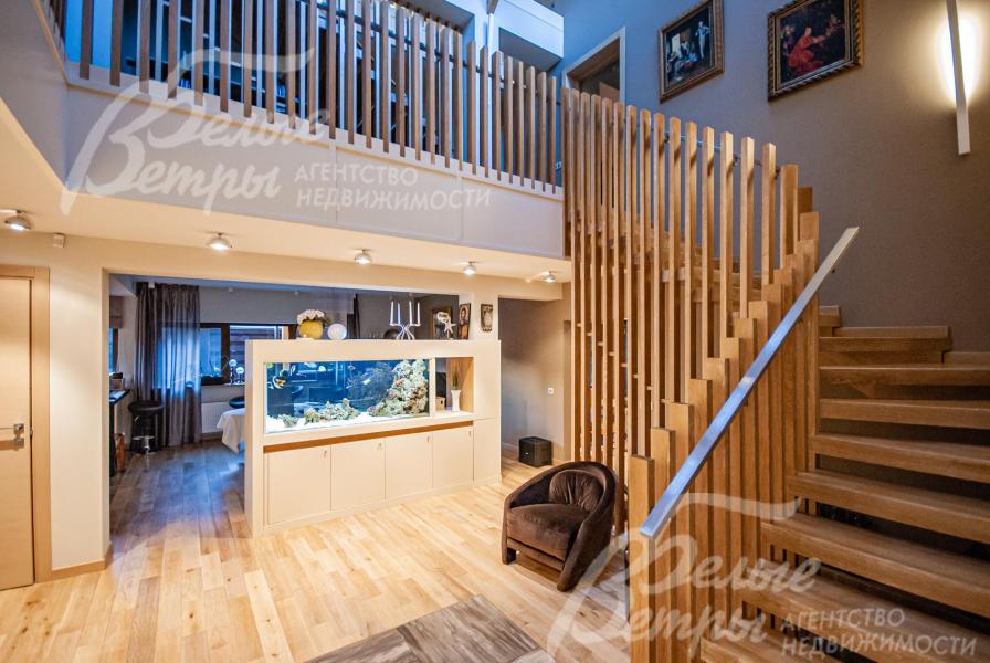 Парящая лестница из массива дуба с 3D-ограждением из бруса