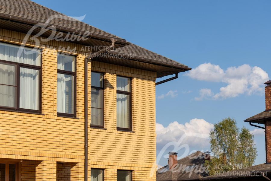 Дом облицован немецким клинкерным кирпичом, окна с внешней стороны ламинированы в коричневый цвет 