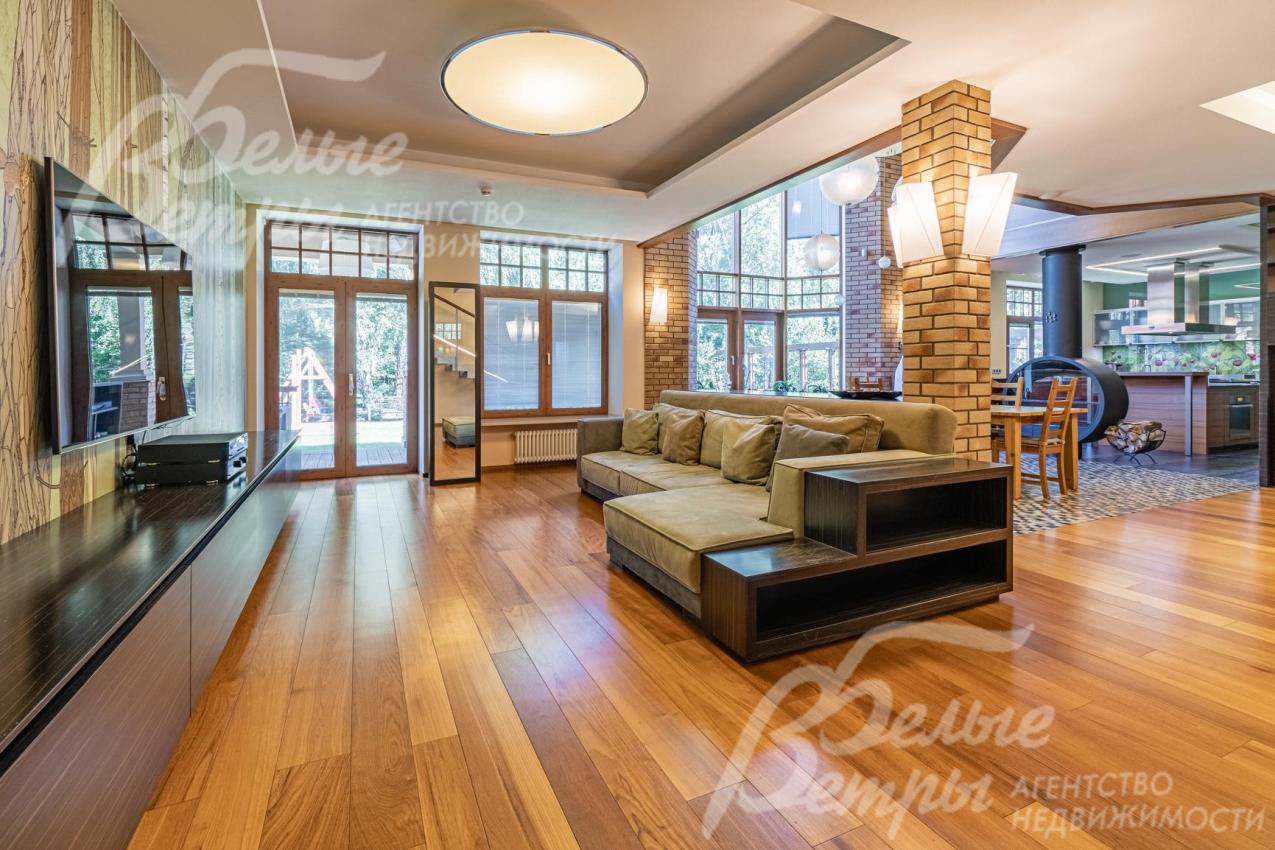 Выход на крытую террасу из зоны гостиной