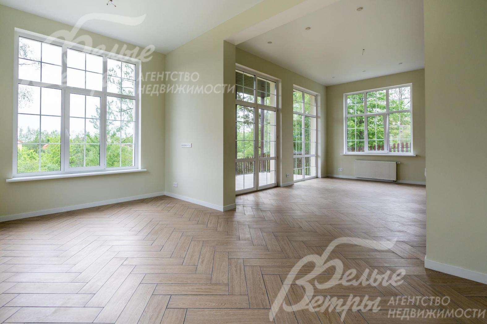 На полах - ламинат, керамогранит с водяным подогревом.