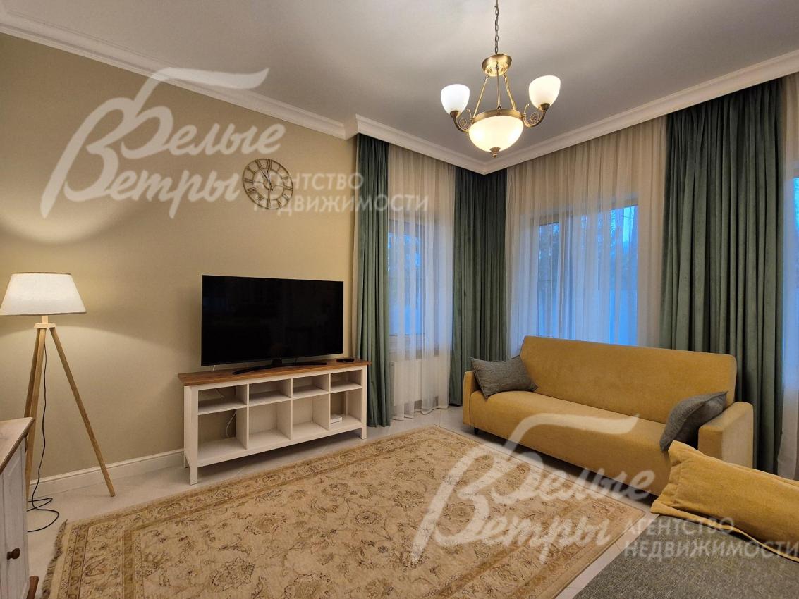 В гостиной телевизор 55 дюймов со Smart TV