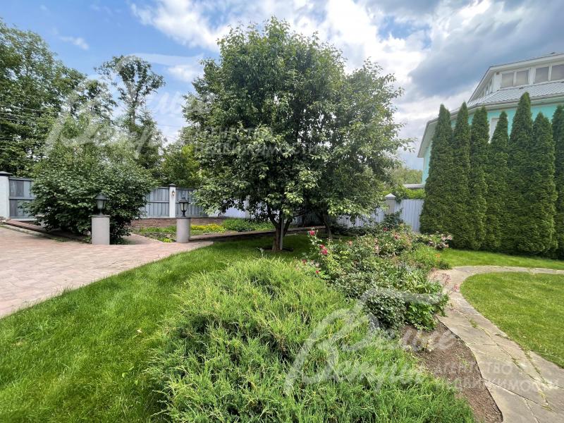 Участок находится в центре поселка и огорожен глухим деревянным забором высотой 2.5 м на бетонном фундаменте