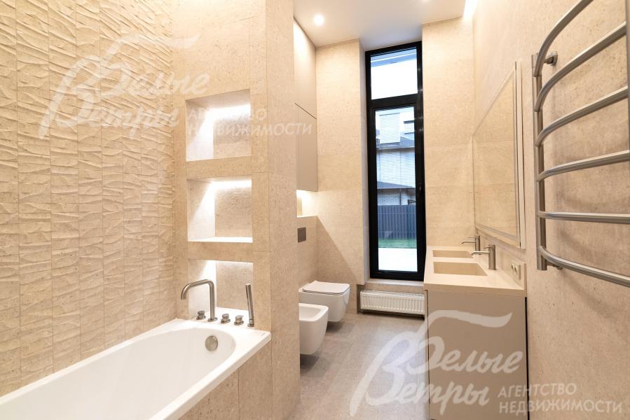 Санузел - с высоким окном и эффектной подсветкой