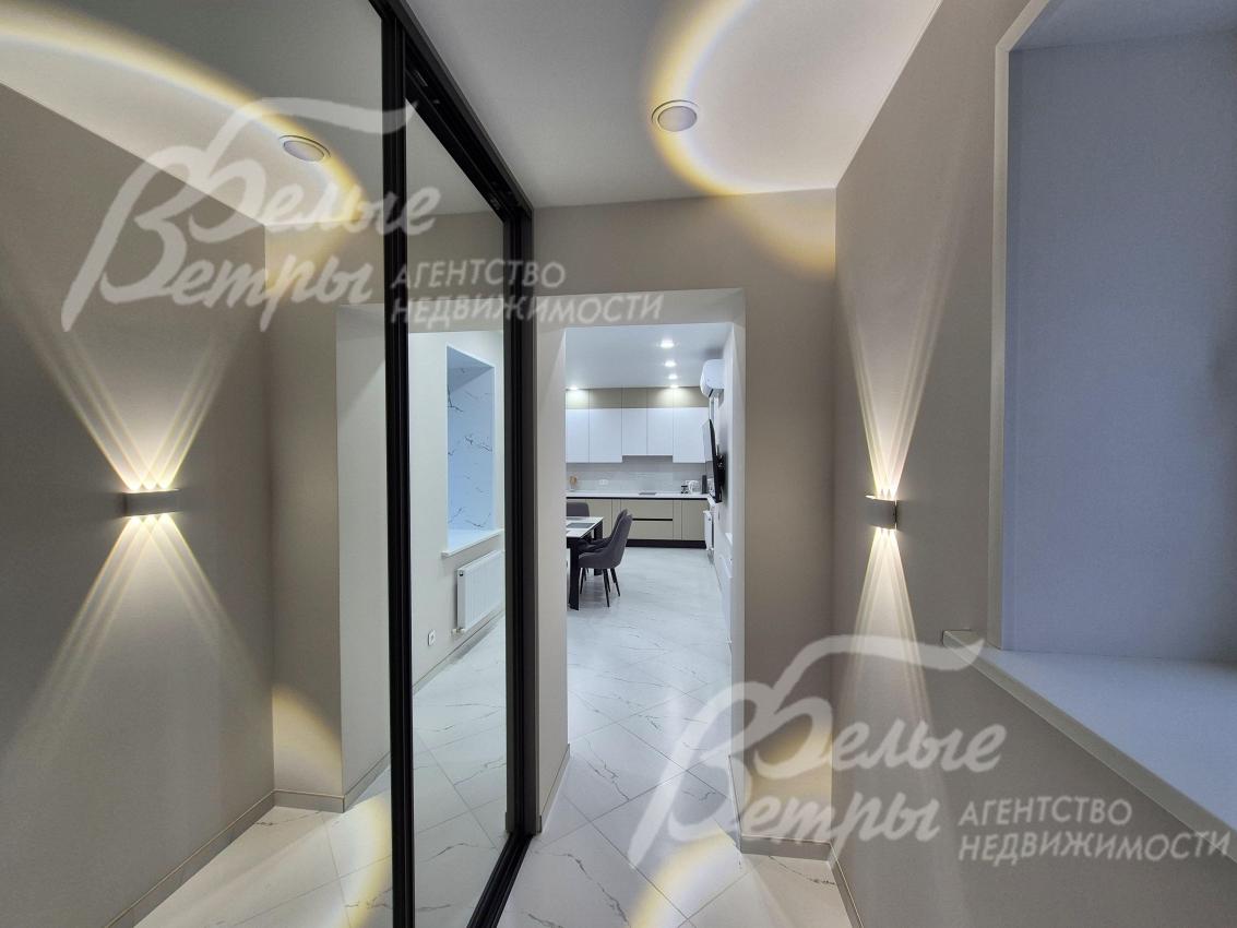 В холле вместительный шкаф с зеркалами