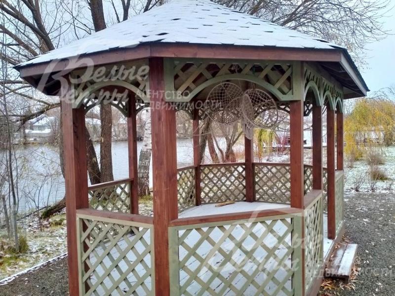 Беседка на берегу озера.