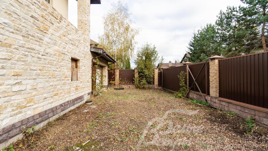 Участок огорожен по периметру капитальным забором