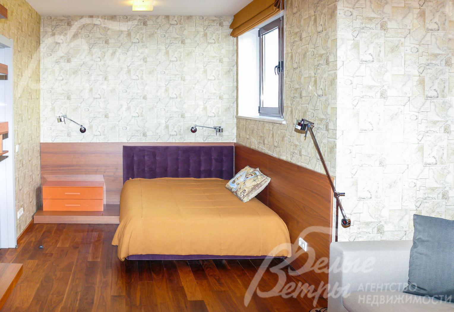 В доме в жилых зонах на стенах бумажные американские обои, на полу массив красного дерева.