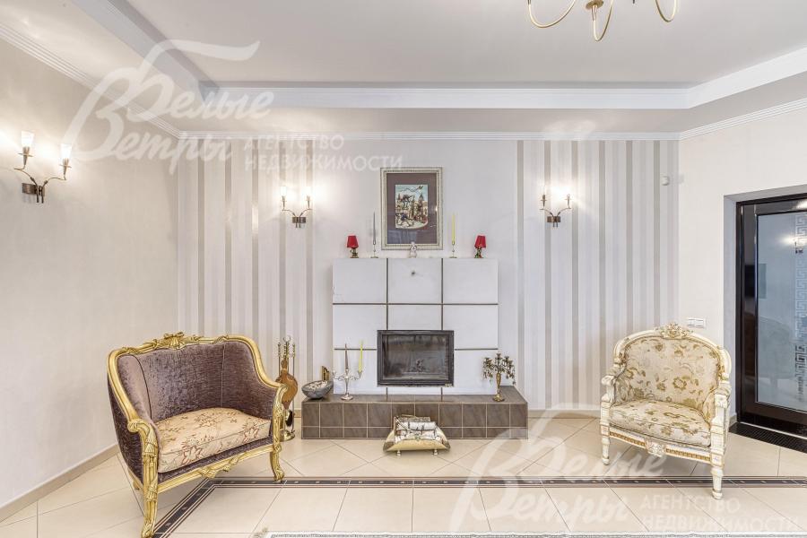 Гостиную украшает дровяной фронтальный камин