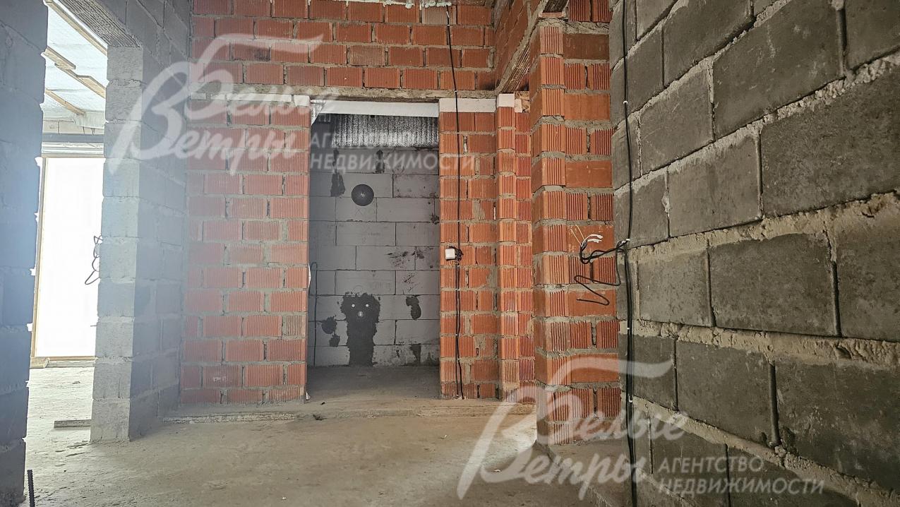 Все основные коммуникации разведены до точек потребления — проведены системы электроснабжения, водоснабжения и канализации